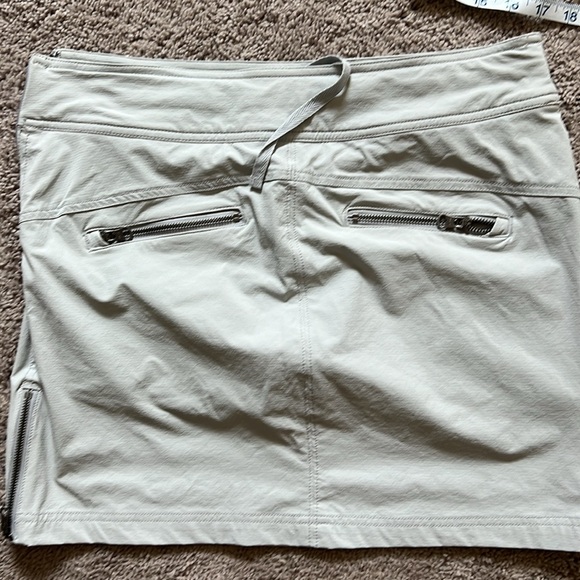 Athelta size 8 gray skort. In great condition. - Picture 4 of 8